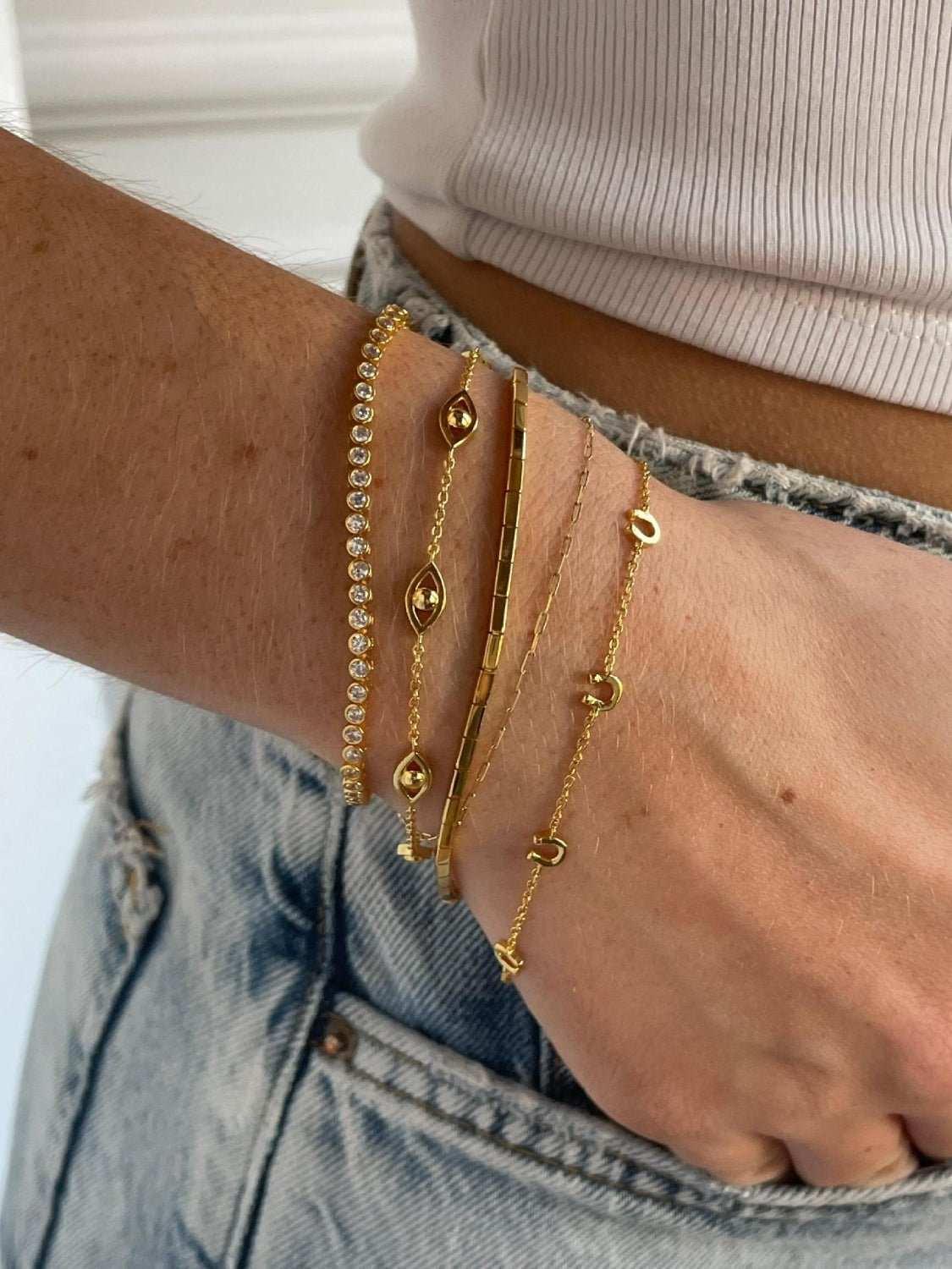 18K Gold-Plated Titanium Steel Bracelet


The 18K Gold-Plated Titanium Steel Bracelet is a stunning fusion of elegance, durability, and timeless charm. Carefully cra