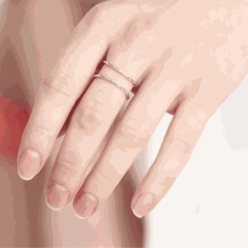 This elegant Vintage Geometric Midi Stackable Dainty Ring showcases intricate detailing and a geometric design. Crafted with high-quality materials, this ring is dur