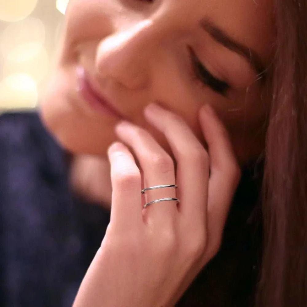 This elegant Vintage Geometric Midi Stackable Dainty Ring showcases intricate detailing and a geometric design. Crafted with high-quality materials, this ring is dur