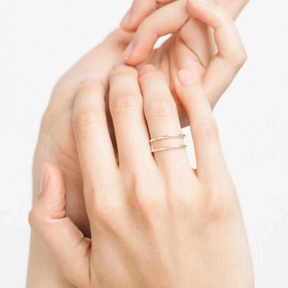 This elegant Vintage Geometric Midi Stackable Dainty Ring showcases intricate detailing and a geometric design. Crafted with high-quality materials, this ring is dur