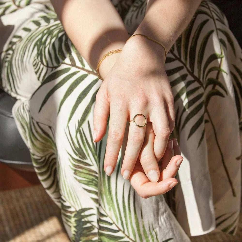 The Dainty Vintage Geometric Pinky Ring is a timeless and elegant piece that will add a touch of sophistication to any outfit. Its intricate geometric design is deli