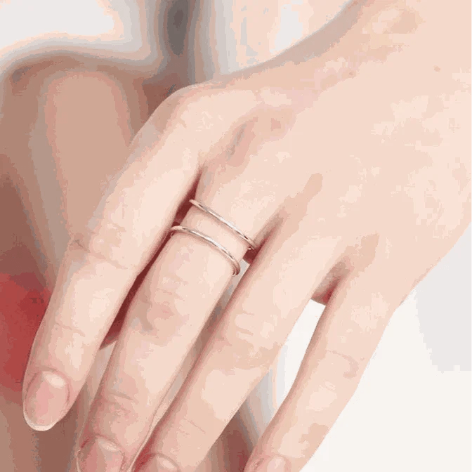 This elegant Vintage Geometric Midi Stackable Dainty Ring showcases intricate detailing and a geometric design. Crafted with high-quality materials, this ring is dur