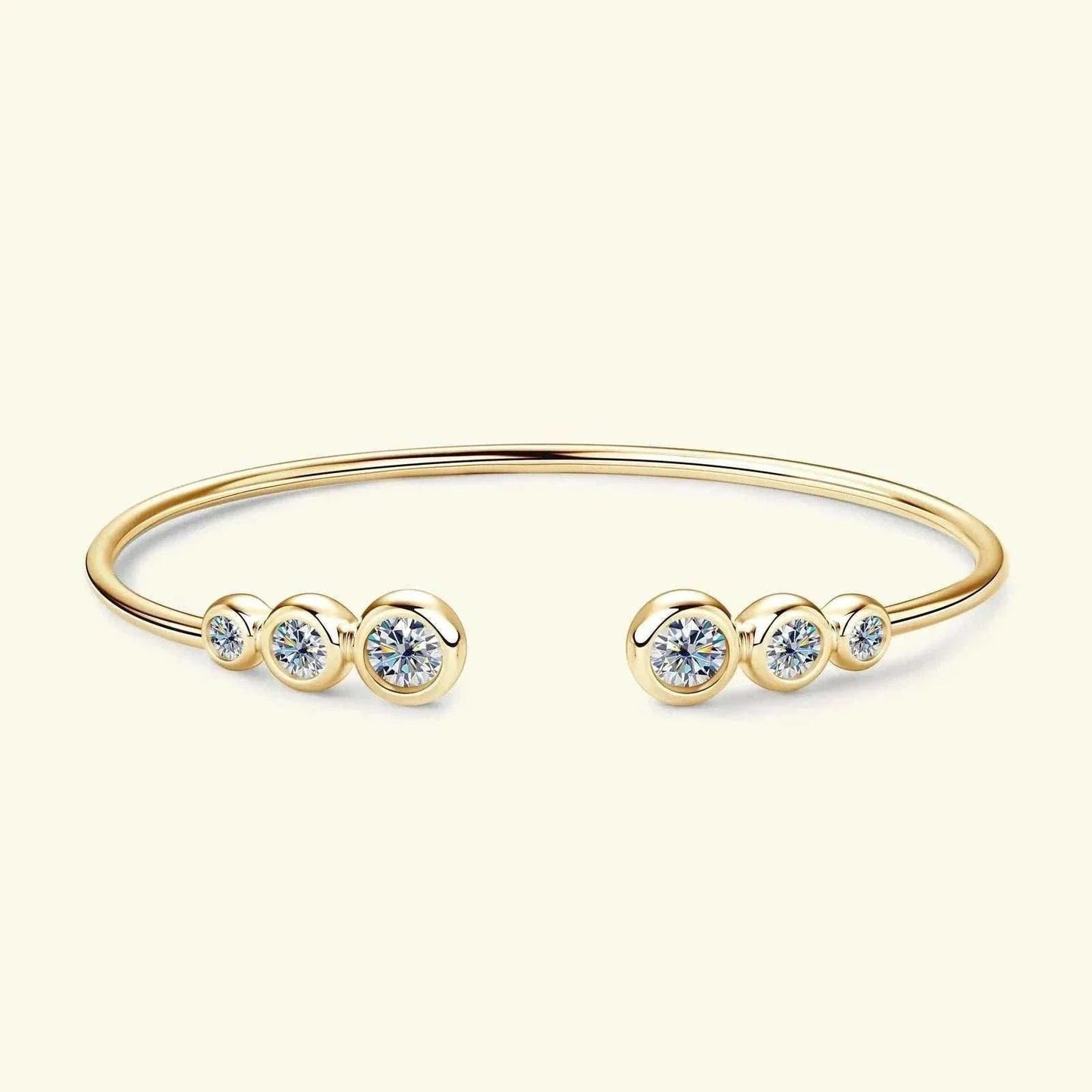 Elegant moissanite bracelet in 925 silver, featuring dazzling stones with VVS1 clarity.
