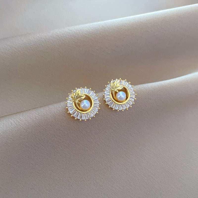 Take your style to the next level with our Square Full Diamond Round Ring Leaves Necklace and Earrings Suite. The intricate design features sparkling diamonds set in