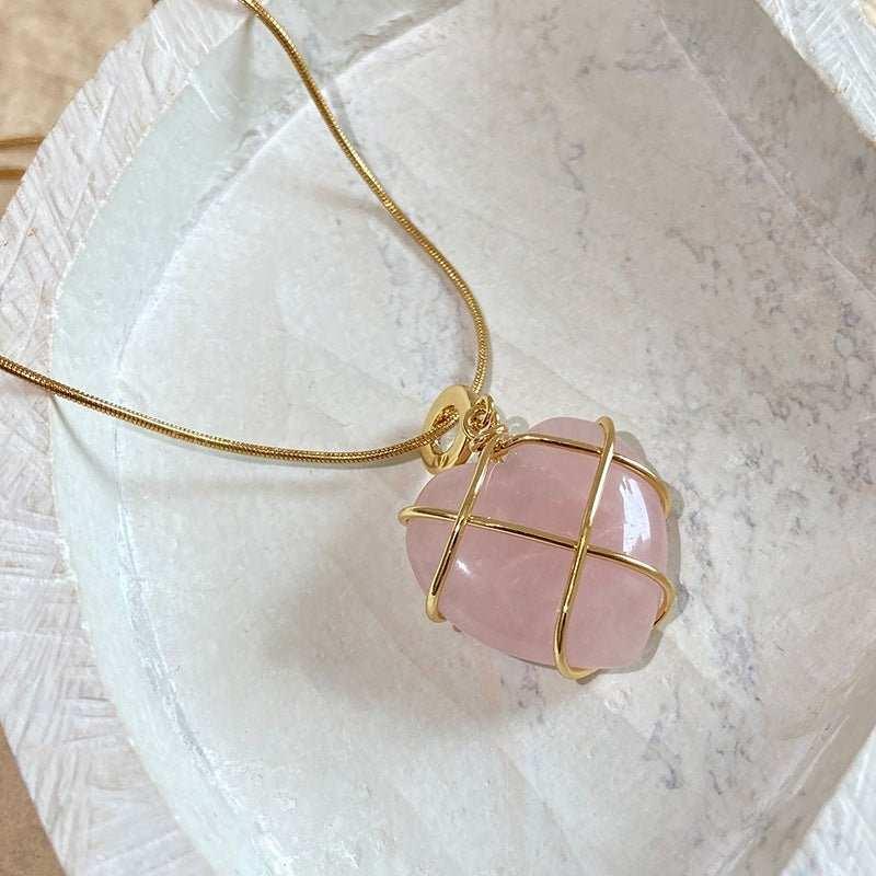 Elevate your style with our Fashion Moonstone Necklace. The iridescent moonstone adds a touch of natural beauty, while the delicate design complements any outfit. Ex