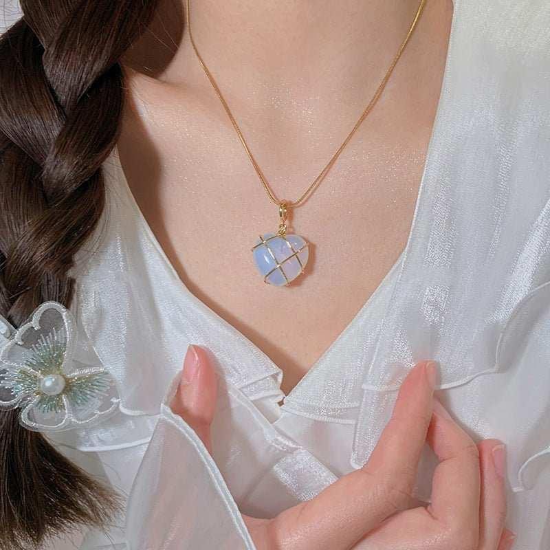 Elevate your style with our Fashion Moonstone Necklace. The iridescent moonstone adds a touch of natural beauty, while the delicate design complements any outfit. Ex