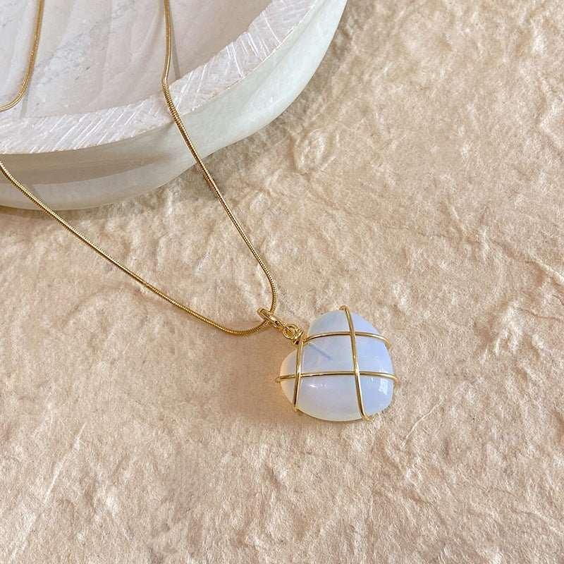 Elevate your style with our Fashion Moonstone Necklace. The iridescent moonstone adds a touch of natural beauty, while the delicate design complements any outfit. Ex