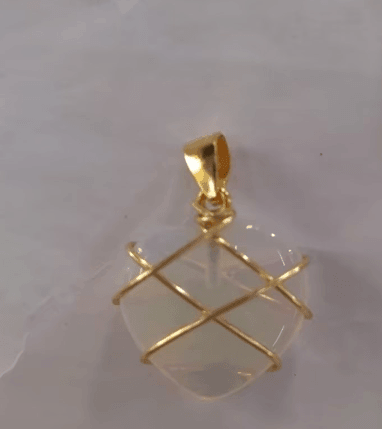Elevate your style with our Fashion Moonstone Necklace. The iridescent moonstone adds a touch of natural beauty, while the delicate design complements any outfit. Ex