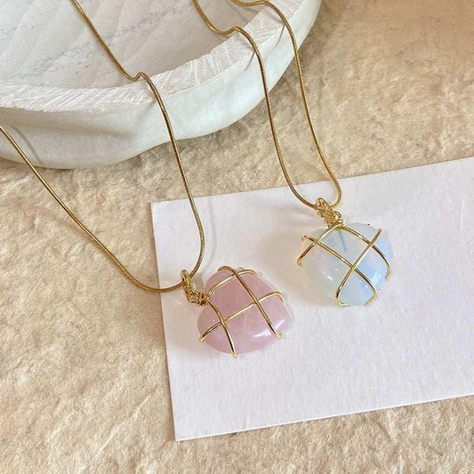 Elevate your style with our Fashion Moonstone Necklace. The iridescent moonstone adds a touch of natural beauty, while the delicate design complements any outfit. Ex