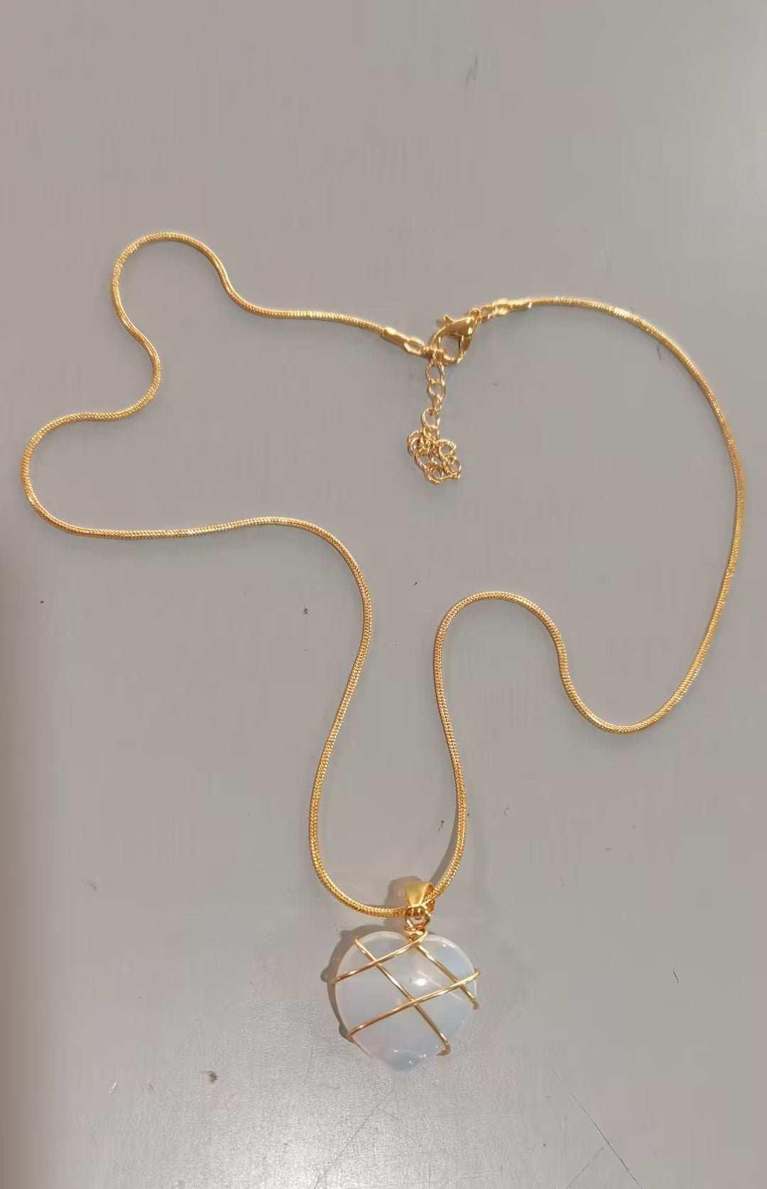 Elevate your style with our Fashion Moonstone Necklace. The iridescent moonstone adds a touch of natural beauty, while the delicate design complements any outfit. Ex