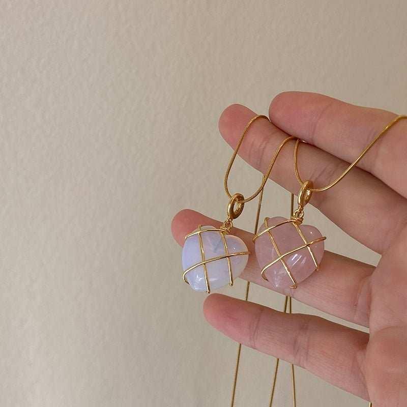 Elevate your style with our Fashion Moonstone Necklace. The iridescent moonstone adds a touch of natural beauty, while the delicate design complements any outfit. Ex