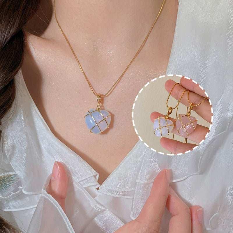 Elevate your style with our Fashion Moonstone Necklace. The iridescent moonstone adds a touch of natural beauty, while the delicate design complements any outfit. Ex