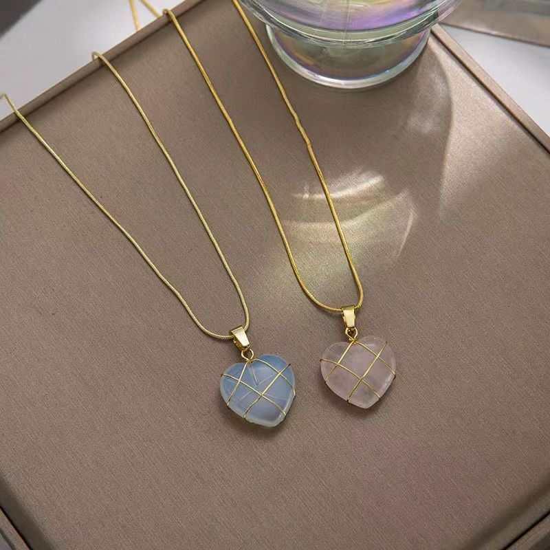 Elevate your style with our Fashion Moonstone Necklace. The iridescent moonstone adds a touch of natural beauty, while the delicate design complements any outfit. Ex