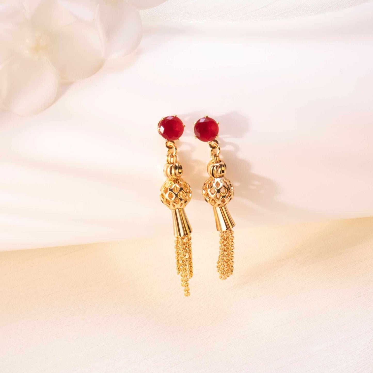 Add a touch of elegance and style to your outfit with our Gold-plated Diamond Tassel Eardrop Earrings. Featuring a unique tassel design and sparkling diamonds, these